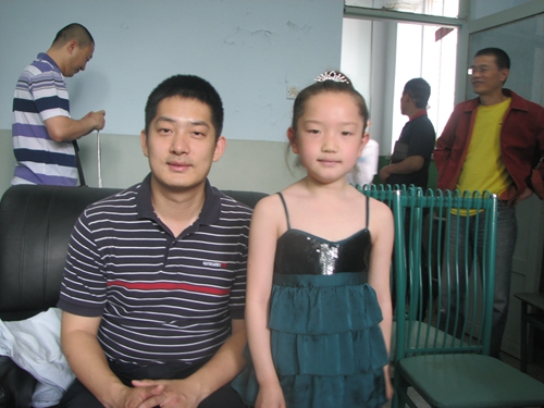 常昊九段和方圆小棋手辛美曦合影留念