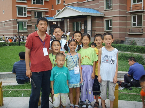 与学校校长合影