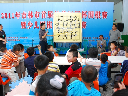 常昊九段赛后为方圆小棋手进行精彩的对局讲解