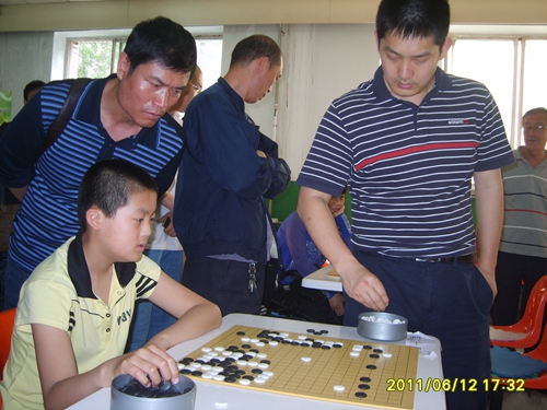 世界冠军常昊九段和方圆围棋小棋手王靖博进行指导对局
