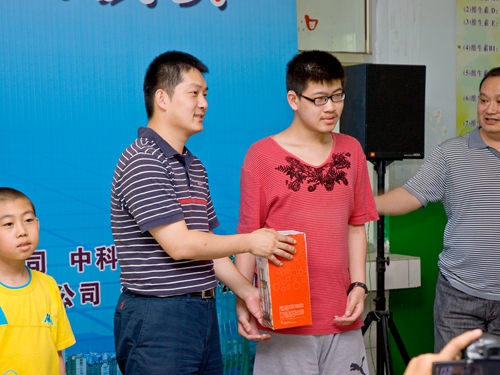 常昊九段为方圆小棋手吴泓枢5段颁奖