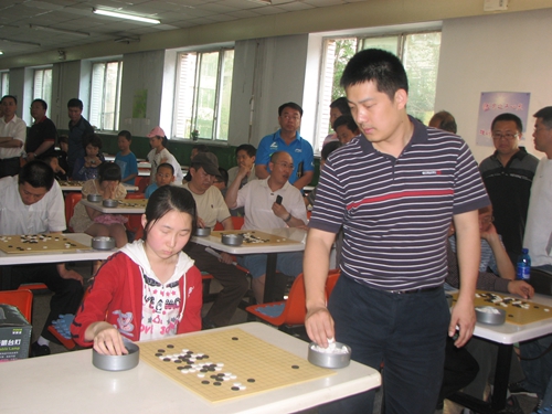 世界冠军常昊九段和方圆围棋小棋手孟凡萱5段指导对局