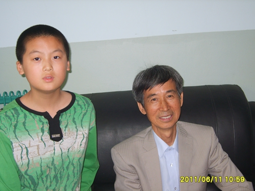 国家围棋协会主席王汝南八段和方圆围棋小棋手王靖博4段合影留念