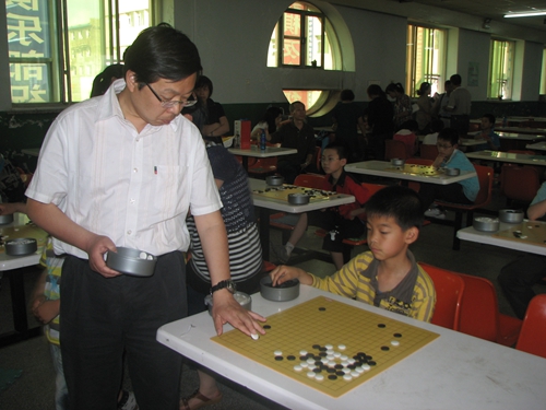 李星职业六段和方圆围棋小棋手李欣睿5段进行指导对局